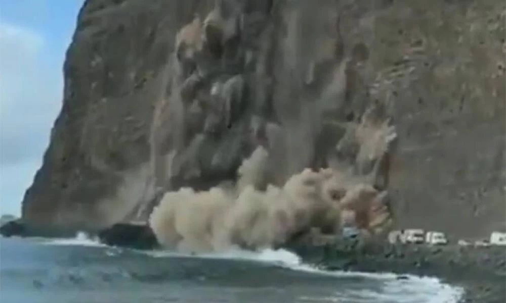 Ισπανία: Τρομακτική κατολίσθηση σε παραλία-Κινδύνεψαν οικογένειες